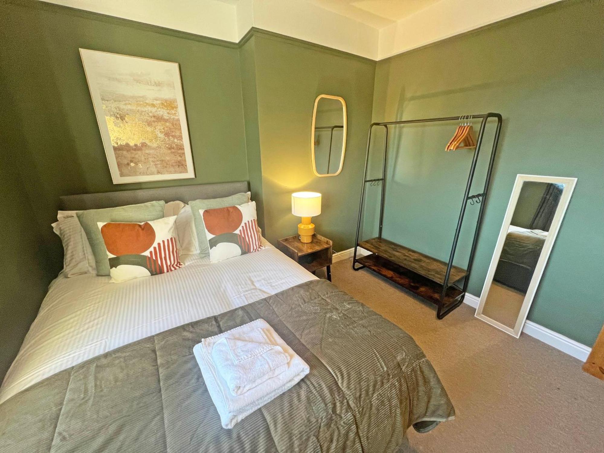 Recently Refurbished 3 Bedroom Home With Parking - Perfect For Longstays - Sleeps 8 Τσέστερ Εξωτερικό φωτογραφία